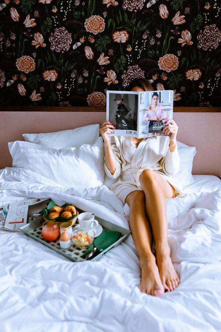 🍧🛏 Granola and Yogurt Parfait Breakfast in Bed